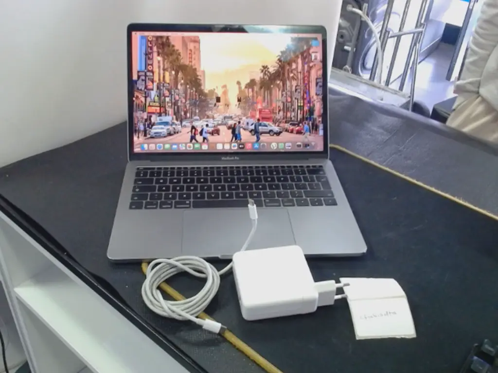 Apple Macbook Pro A1708 (Dual Core I5 ,128Gb Ssd,8Gb Ram) - View 2