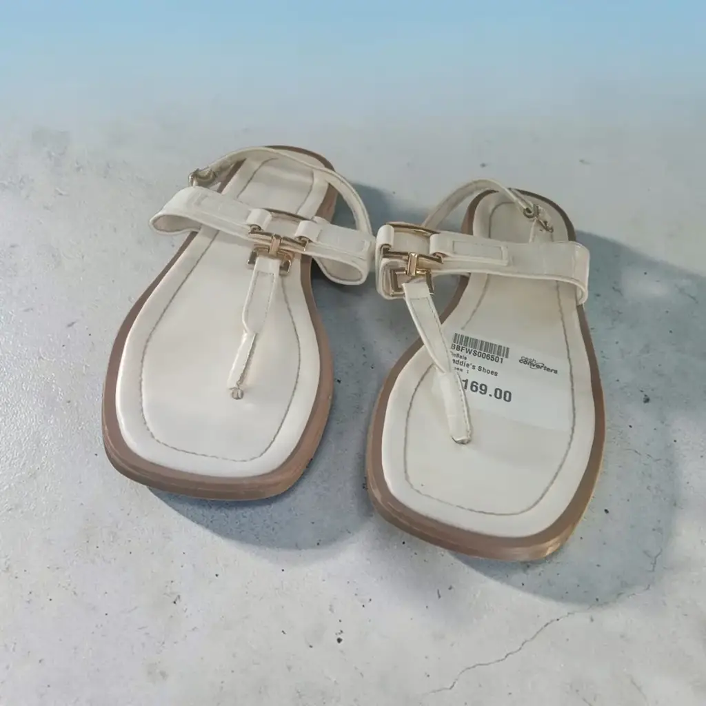 Chic Off-White Crocodile-Embossed T-Strap Sandals (Size 5)