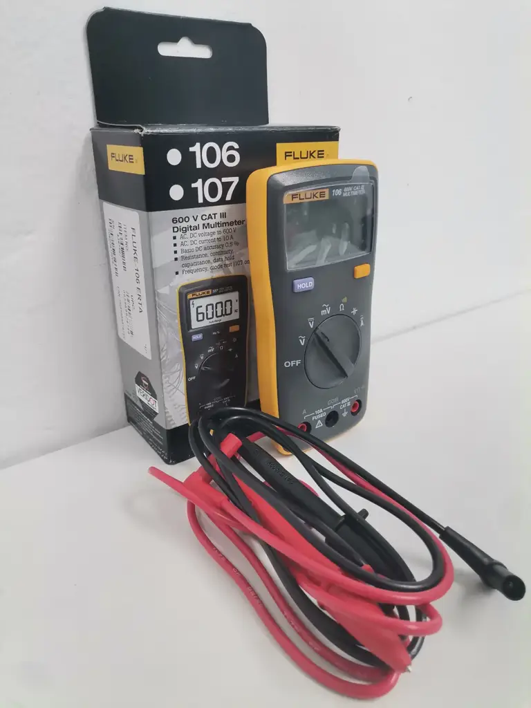 Fluke 106 - Digital Multi-Meter For The Electronics Enthusiast - View 2