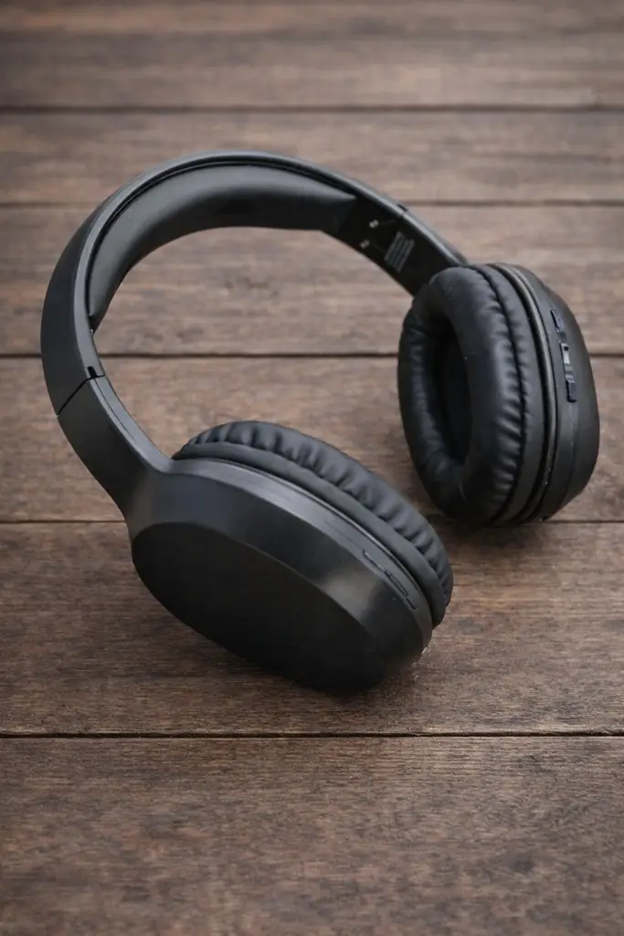 Swiss Cougar Austin Bluetooth Headphones - View 2
