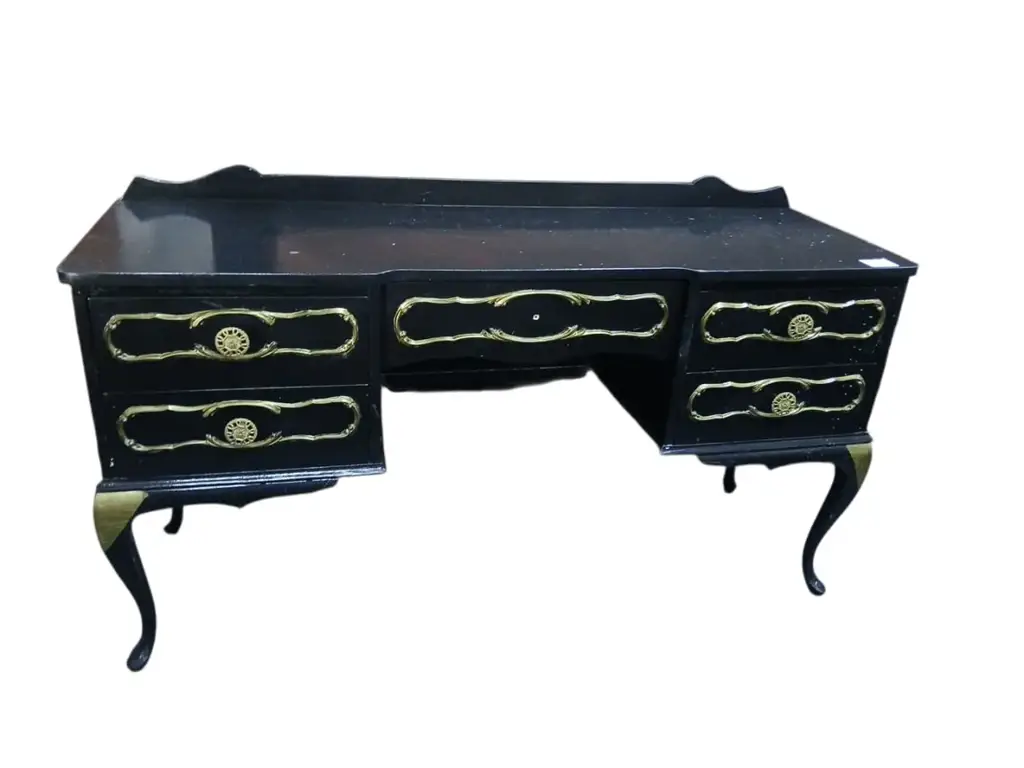 Antique Dersser (Black)