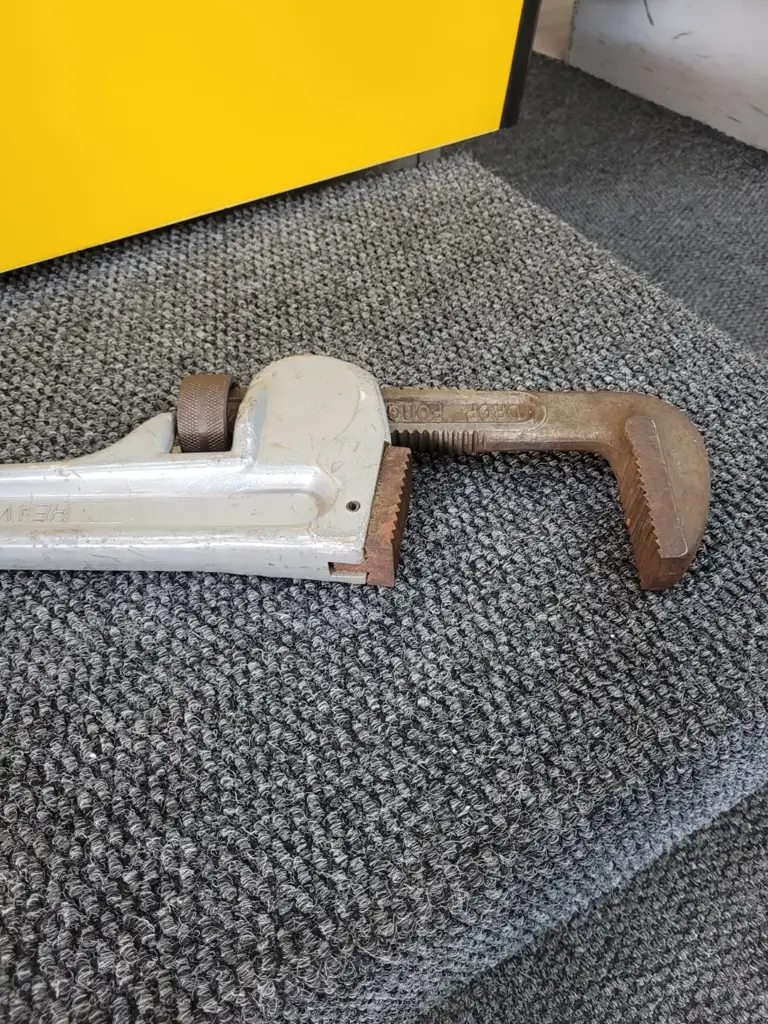 36-Inch Aluminum Heavy-Duty Pipe Wrench - View 2