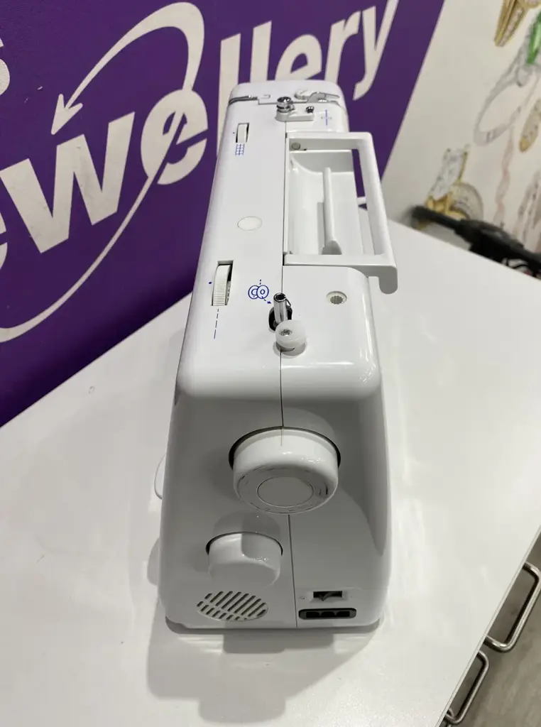 Empisal Expression 889 Mechanical Sewing Machine. - View 2