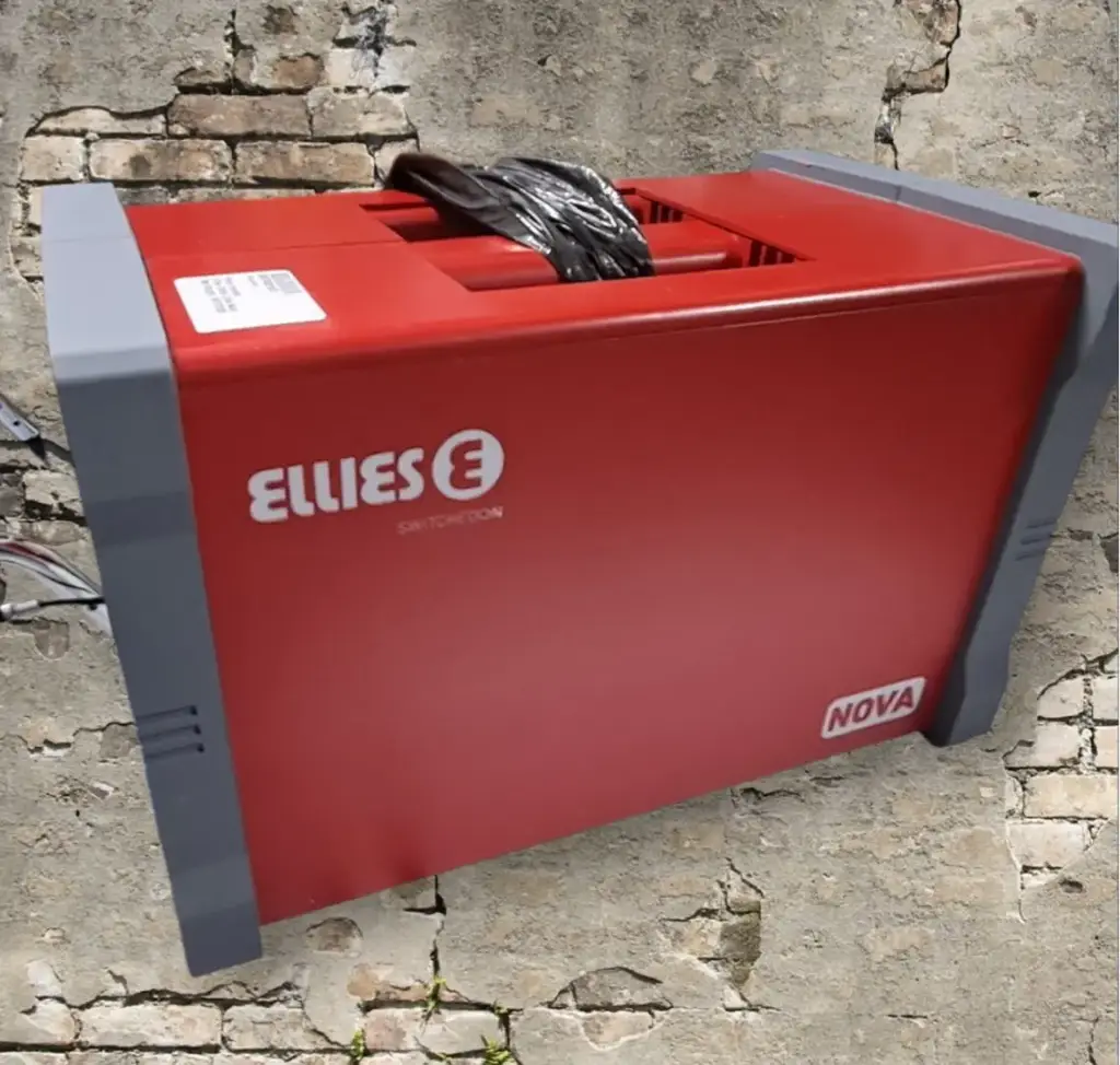 Ellies 200 W Cube Nova Power Inverter