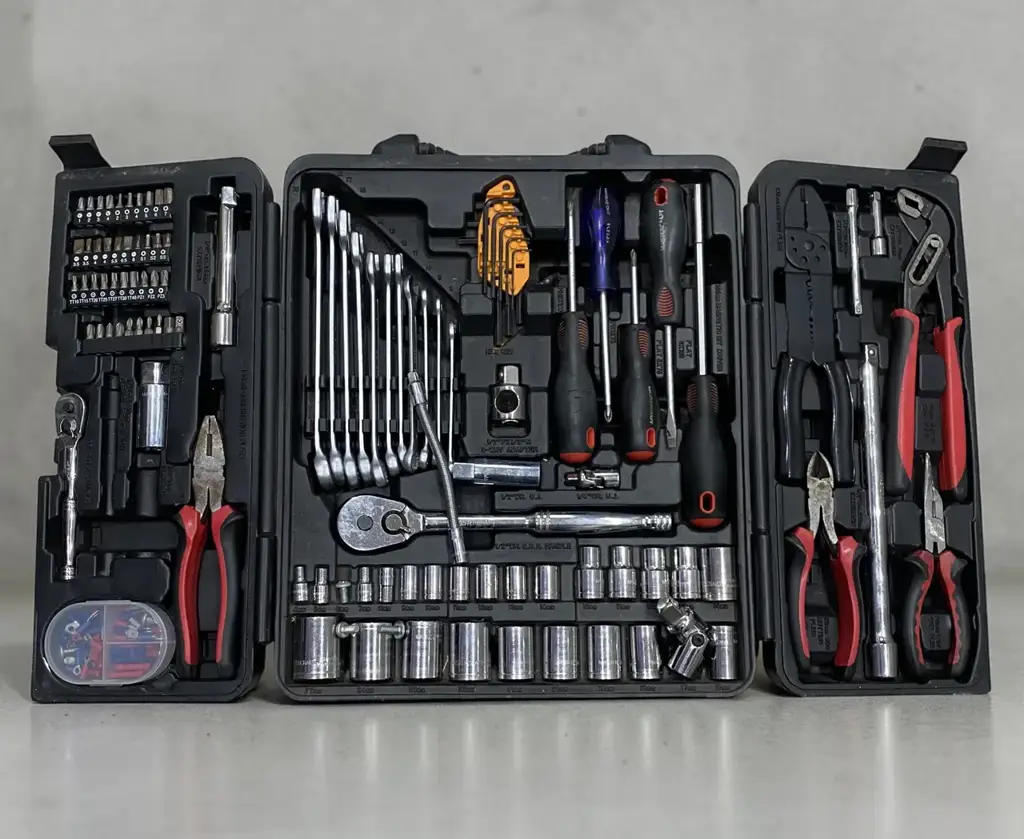 Mastercraft 147-Piece Metric Mechanic Tool Set.