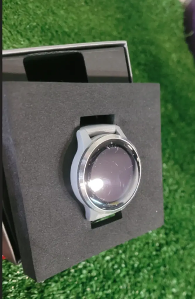 Garmin Vivoactive 4S Powder Grey & Silver Wifi + Bluetooth Smartwatch - View 2