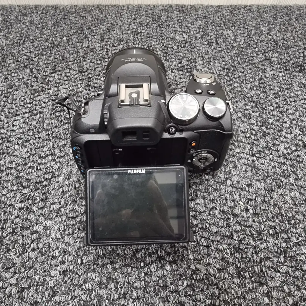 Fujifilm Finepix Hs10 Uses 4Aa Batteries - View 3
