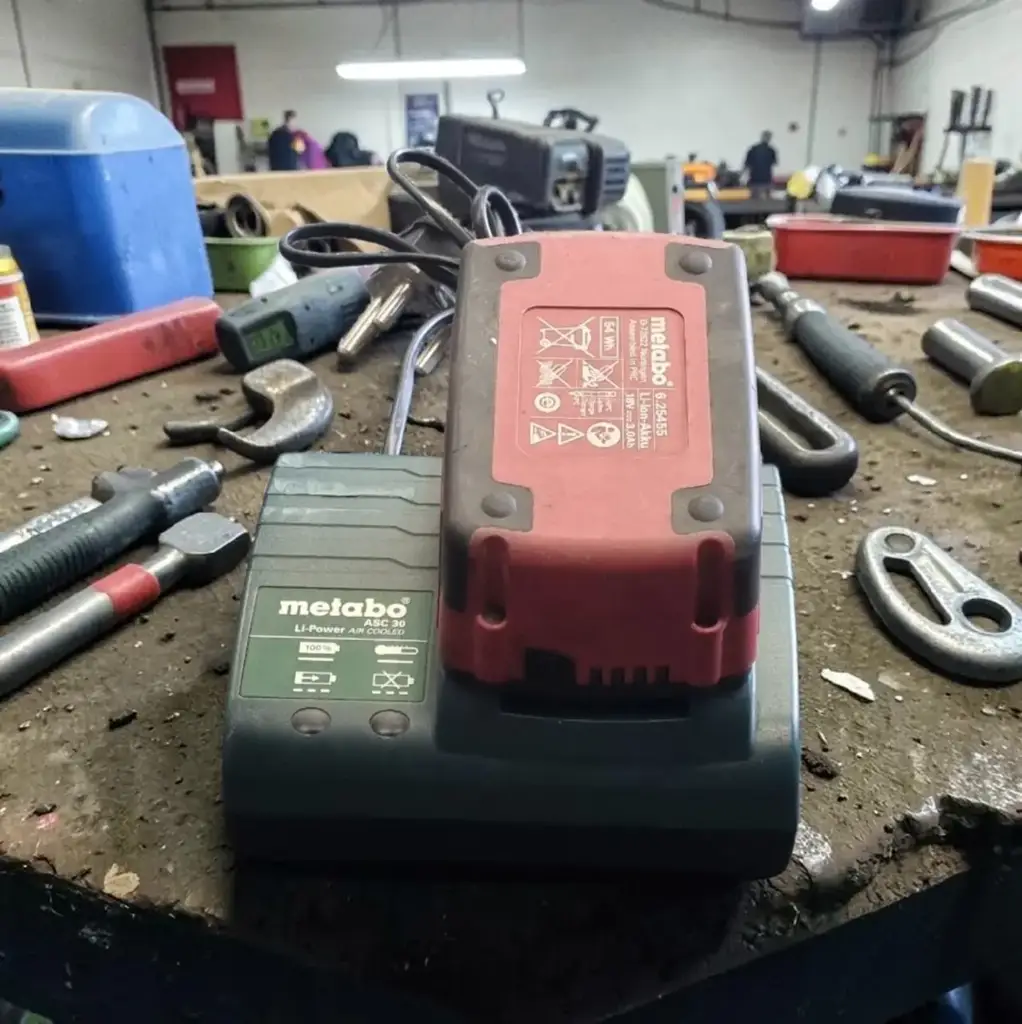 Metabo Asc30 Cordless Battery And Charger - View 2