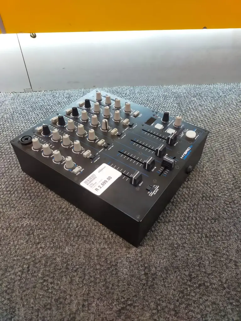 Hybrid Dj Mixer 4 + 1 Channel With Usb And Effects - View 2