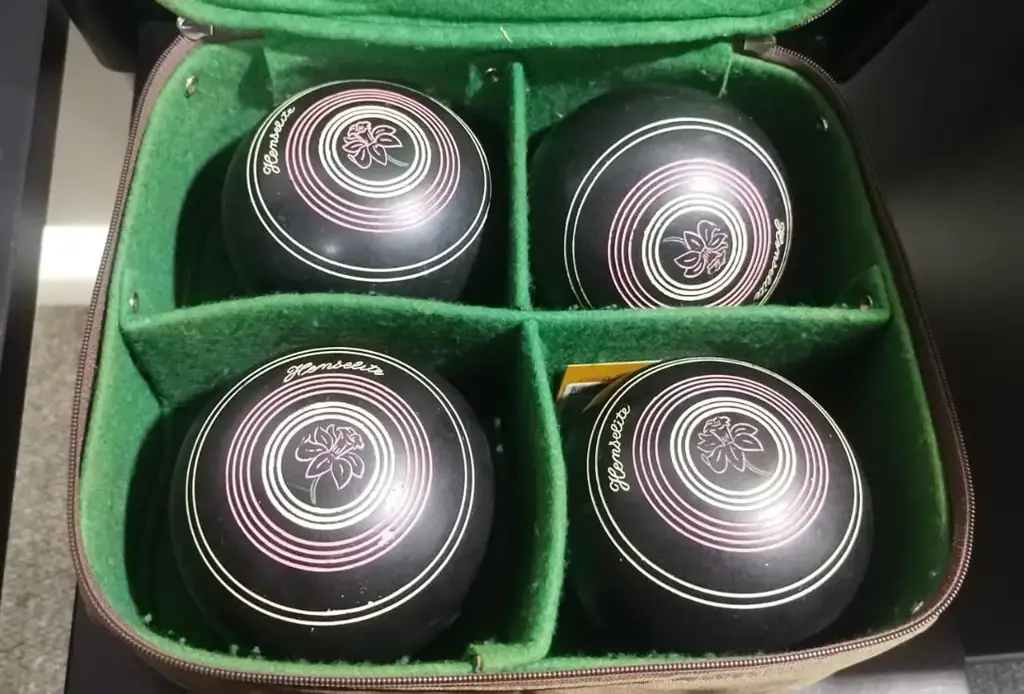 Lawn Bowls Set Of 4 ( Henselite )