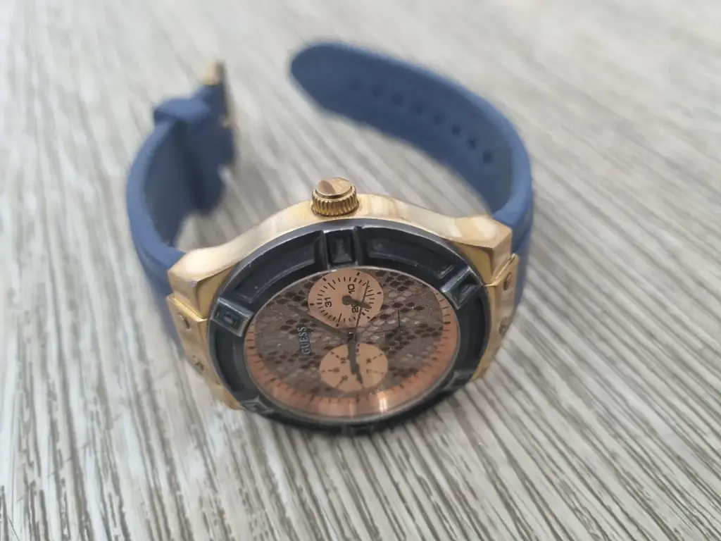 Guess W0289l4 Ladie's Watch - View 2