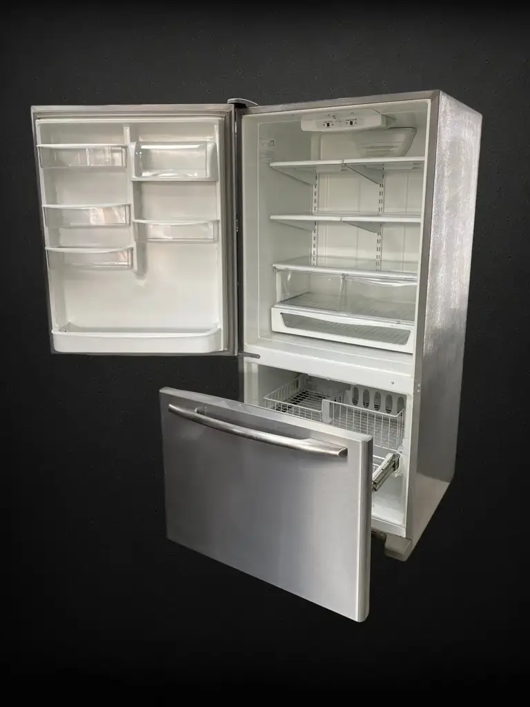 Whirlpool Freestanding Combi Fridge-Freezer Combination. - View 2