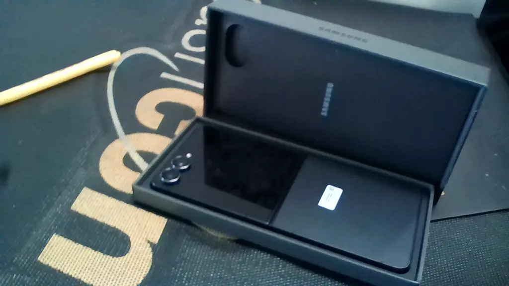 Samsung Galaxy Z Flip7 Mobile Phone - View 2
