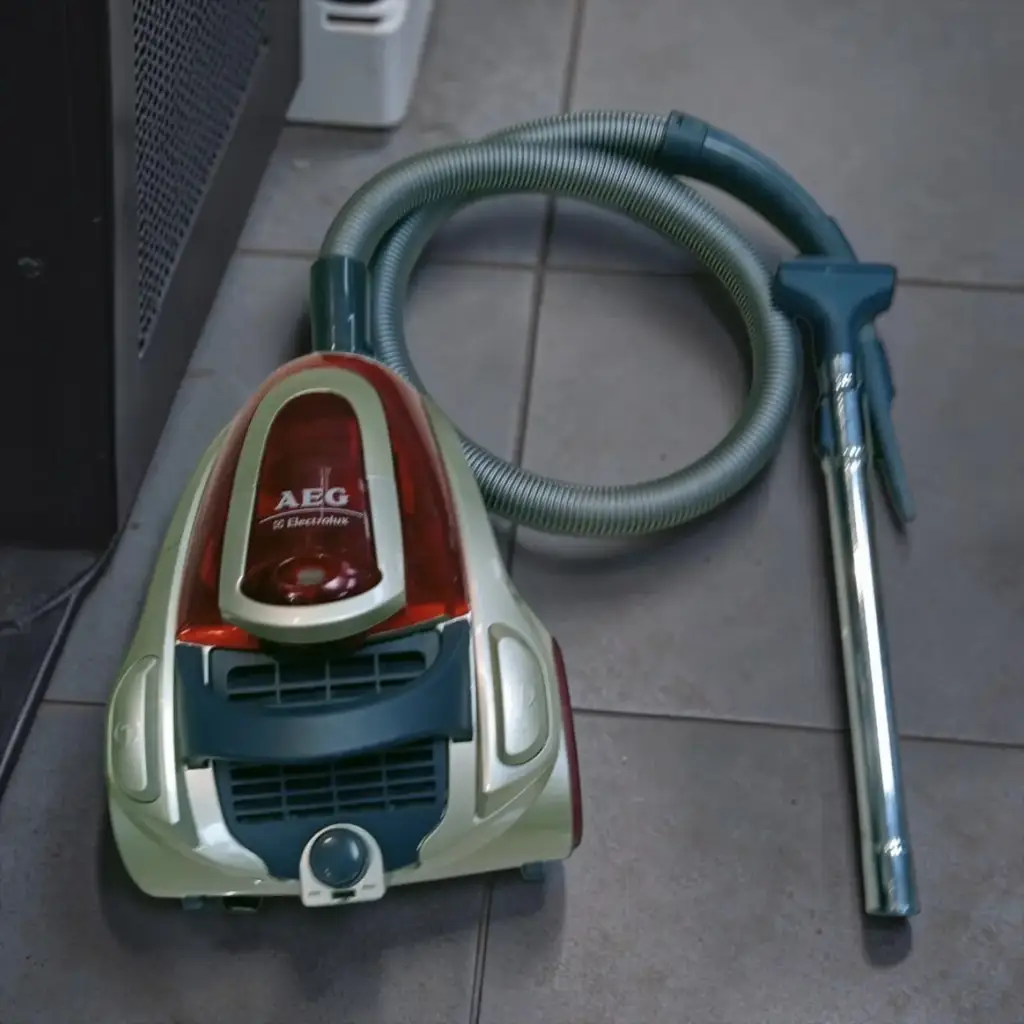 Aeg 2000W Ao4009 Bagless Cylinder Vacuum Cleaner