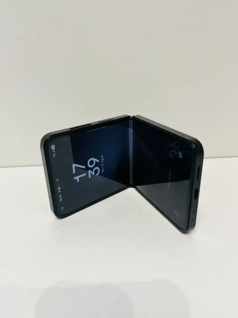 Samsung Galaxy Z Flip7 Fe 5G (Dual Sim) - View 3