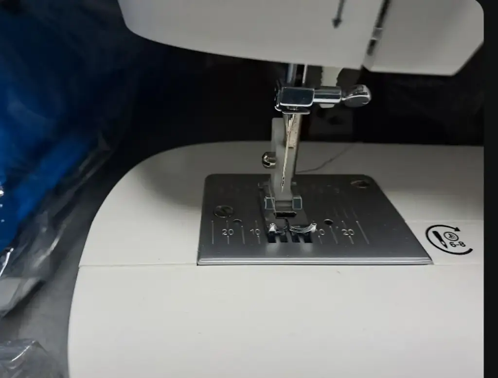 Singer M2105 Sewing Machine - View 4