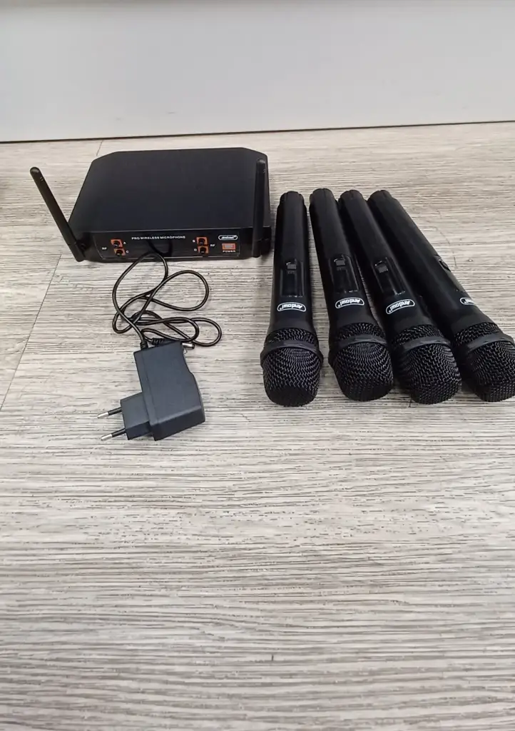 4 Piece Wireless Rechargeable Vocal Microphone Set Q-Mic825 - View 2