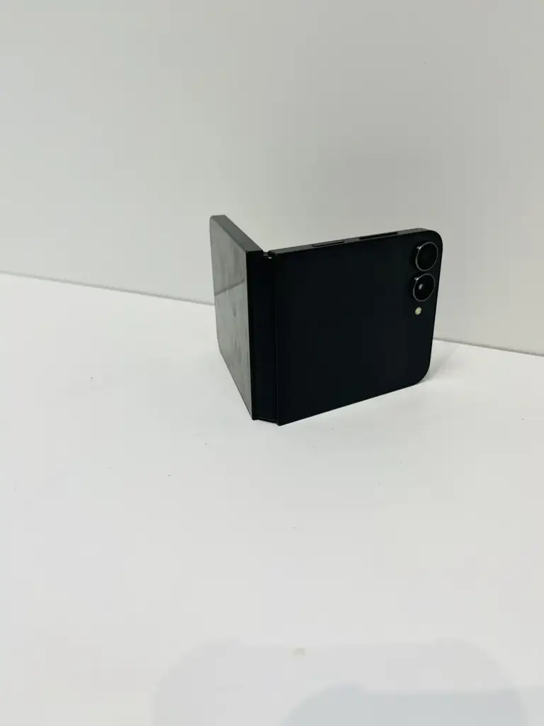 Samsung Galaxy Z Flip7 Fe 5G (Dual Sim) - View 2