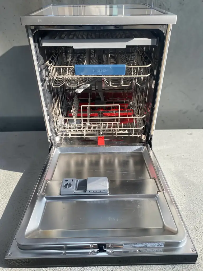 Samsung 14-Place Freestanding Dishwasher. - View 2