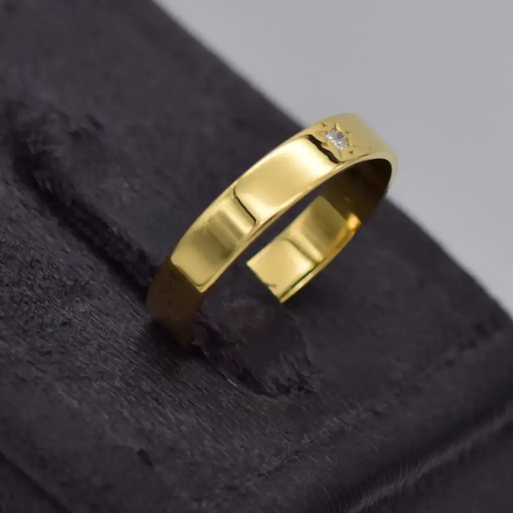 18ct Yellow Gold Wedding Band Single Stone - View 2