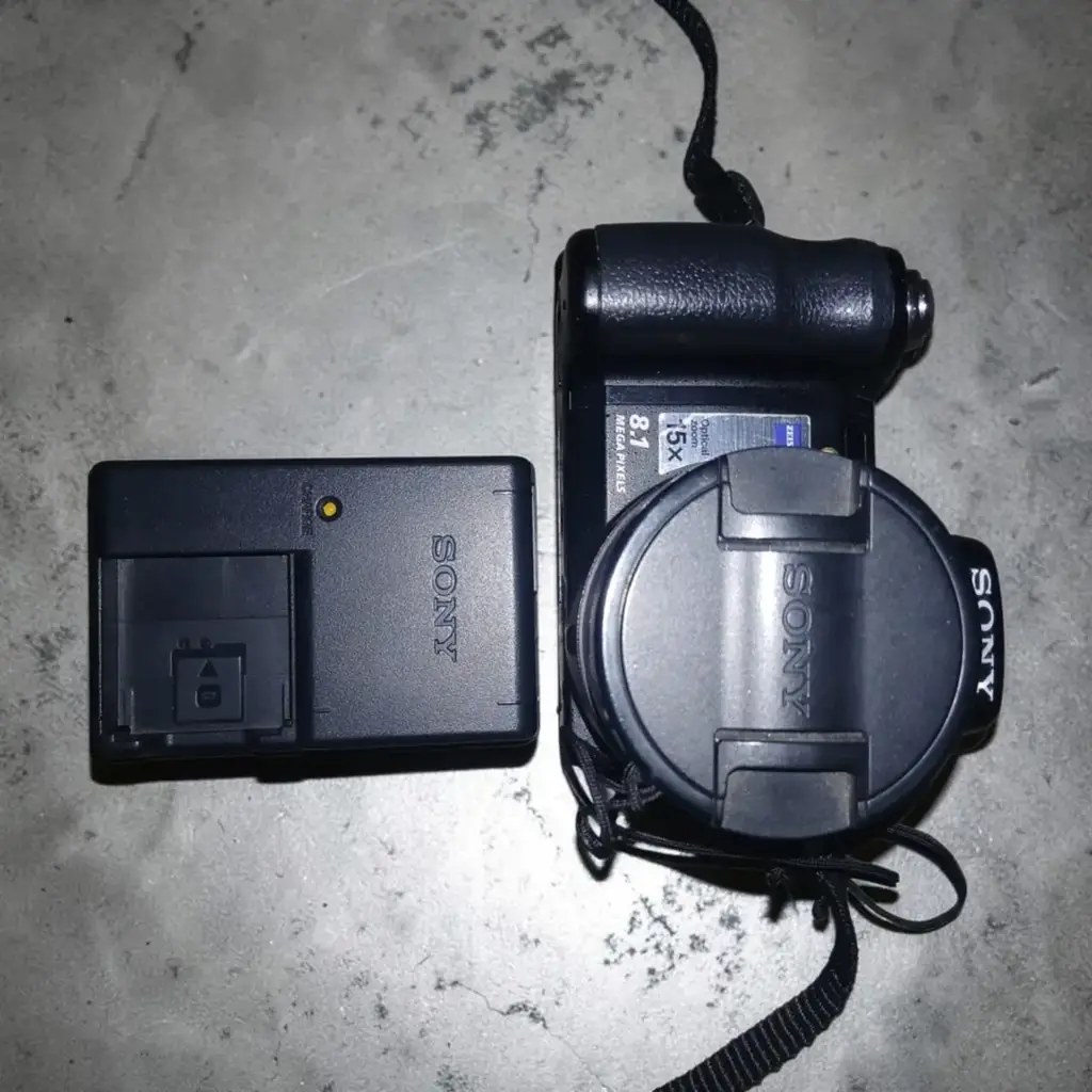 Sony Camera + Accessories - Bag - Battery - Charger - View 2