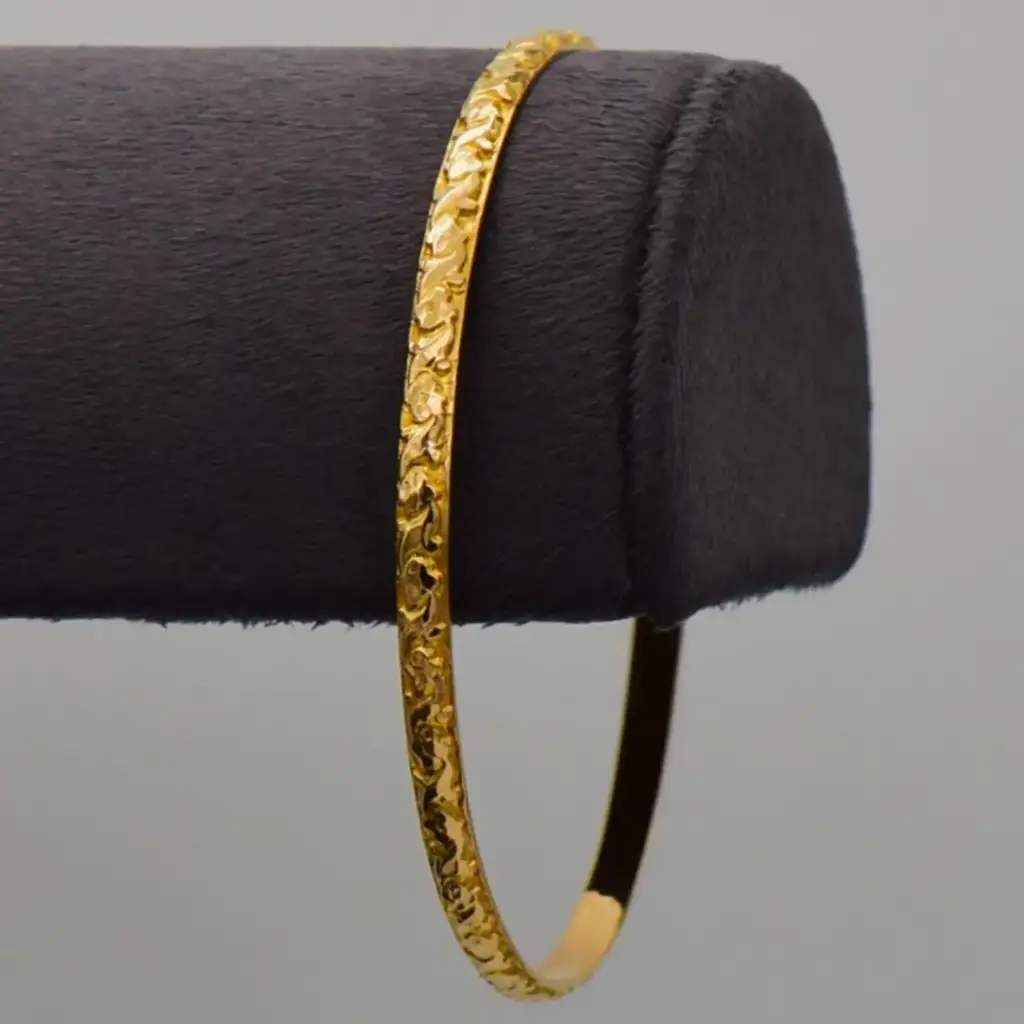 18ct Yellow Gold Bangle Patterned