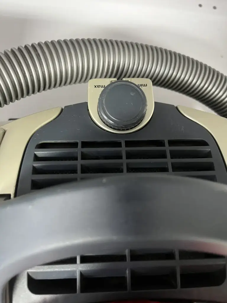 Aeg 2000W Ao4009 Bagless Cylinder Vacuum Cleaner - View 2