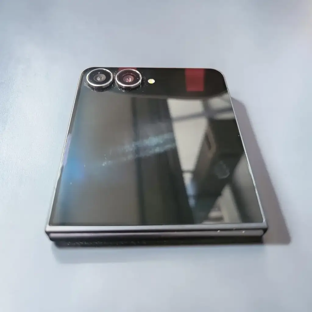 Samsung Galaxy Z Flip7 Mobile Phone