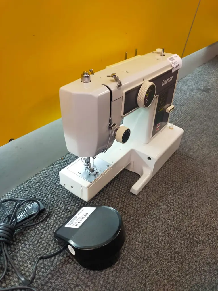 Finesse Sewing Machine - View 4