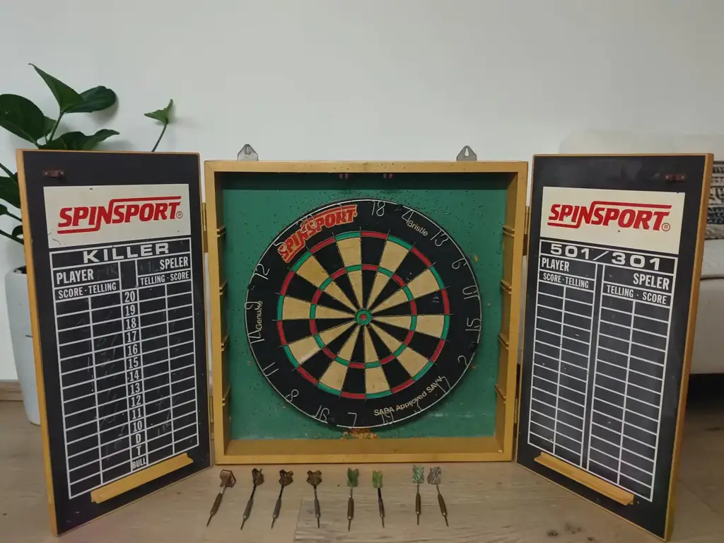 Spin Sport Bristle Dart Board (Sada / Savv Approved) + 8 Darts