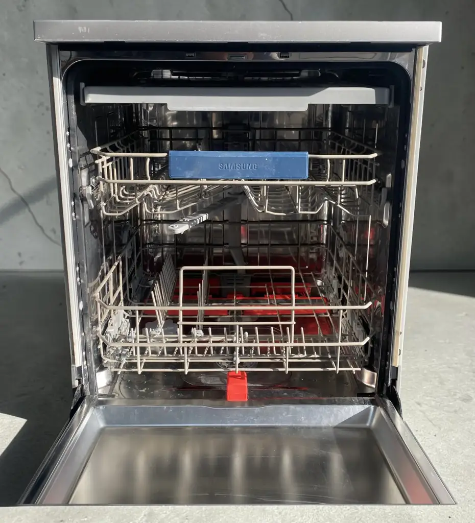 Samsung 14-Place Freestanding Dishwasher. - View 4