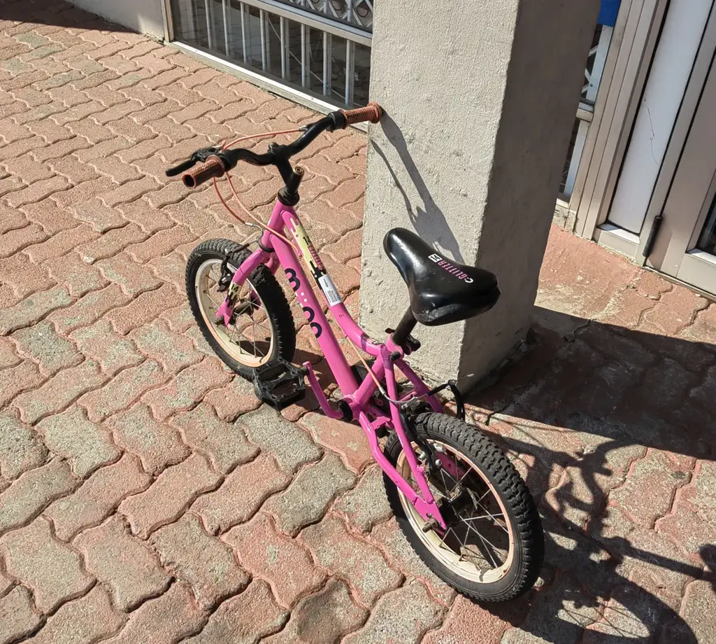 Muna Glitter 14" Girls Bike - View 3