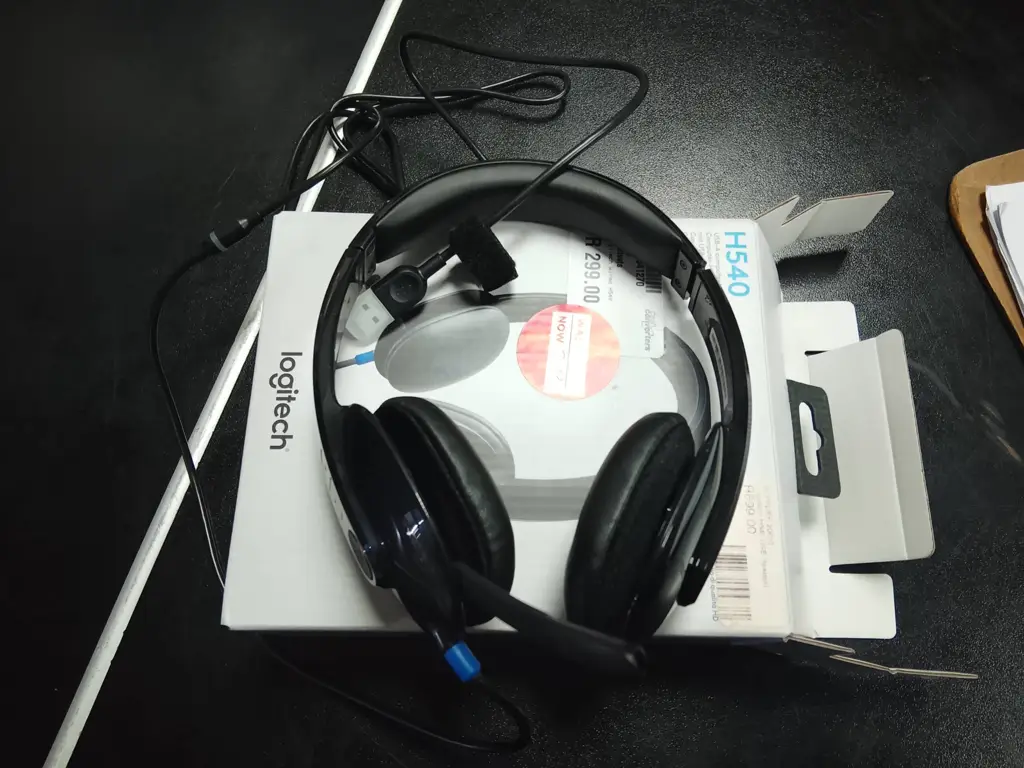 Logitech Headset - View 2