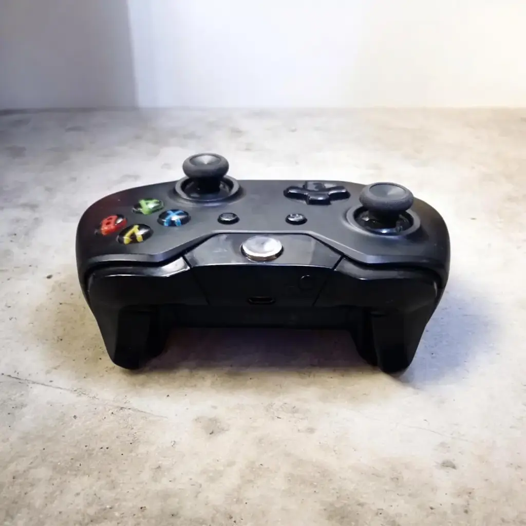 Microsoft Xbox One Universal Game Controller - View 2