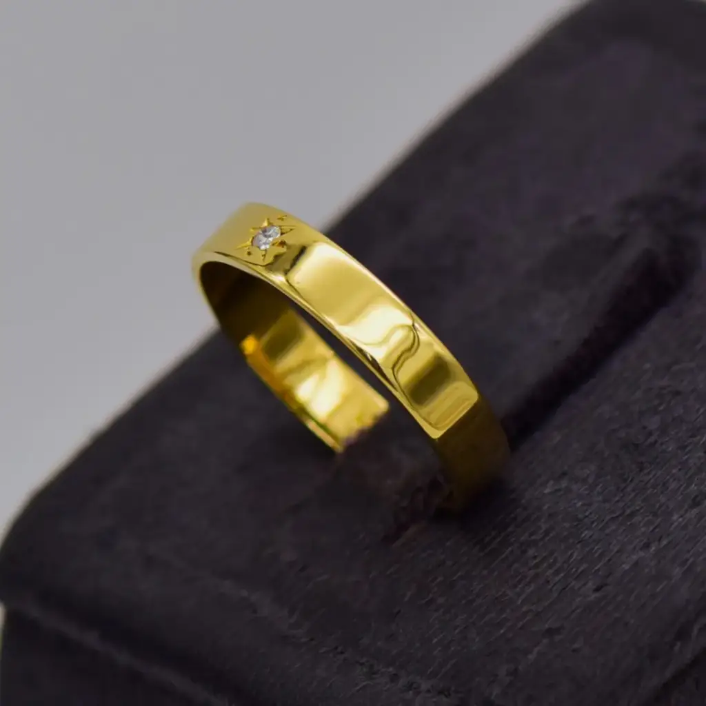 18ct Yellow Gold Wedding Band Single Stone - View 3