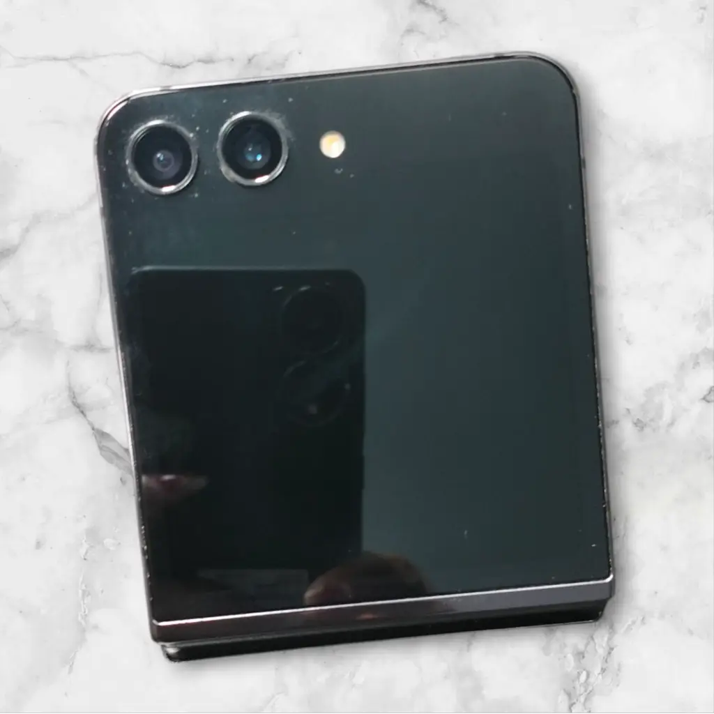 Samsung Galaxy Z Flip5 - View 2