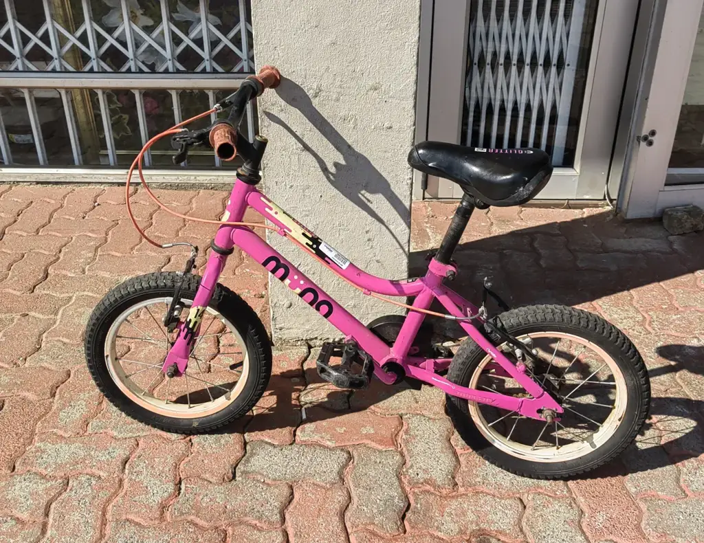 Muna Glitter 14" Girls Bike - View 2