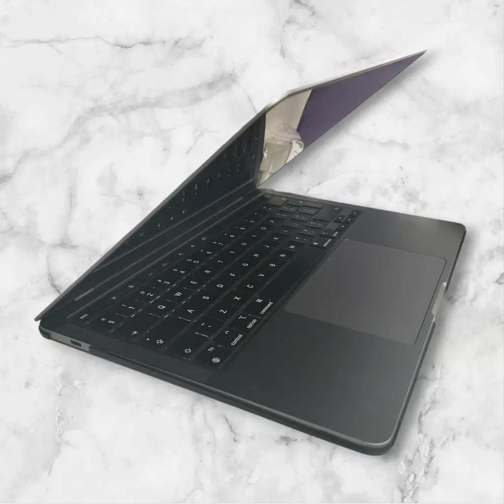 Apple Macbook M1 - View 2