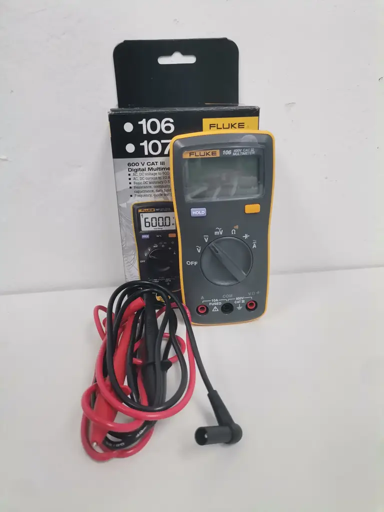 Fluke 106 - Digital Multi-Meter For The Electronics Enthusiast - View 3
