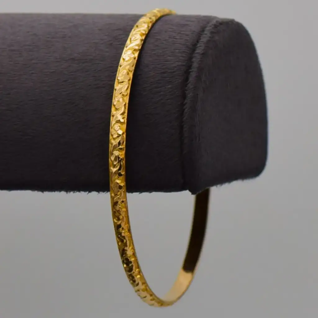 18ct Yellow Gold Bangle Patterned