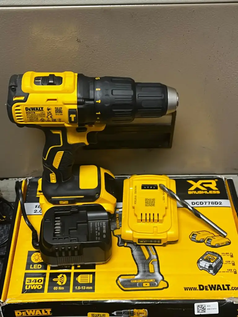 18 V Xr Brushless Hammer Drill Driver Kit - View 2