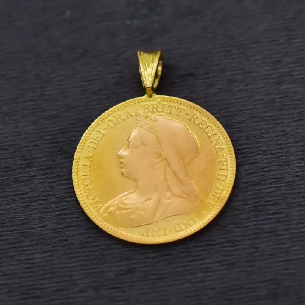 20ct & 22ct Yellow Gold Pendant Half Sovereign - View 2