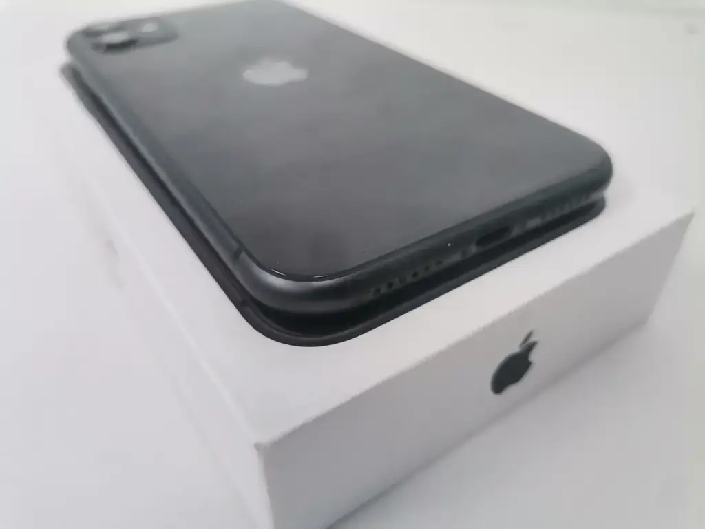 Apple Iphone 11 64Gb (80% Battery Health) - View 3