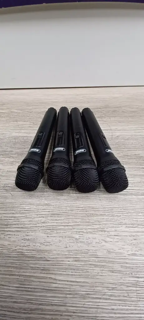 4 Piece Wireless Rechargeable Vocal Microphone Set Q-Mic825