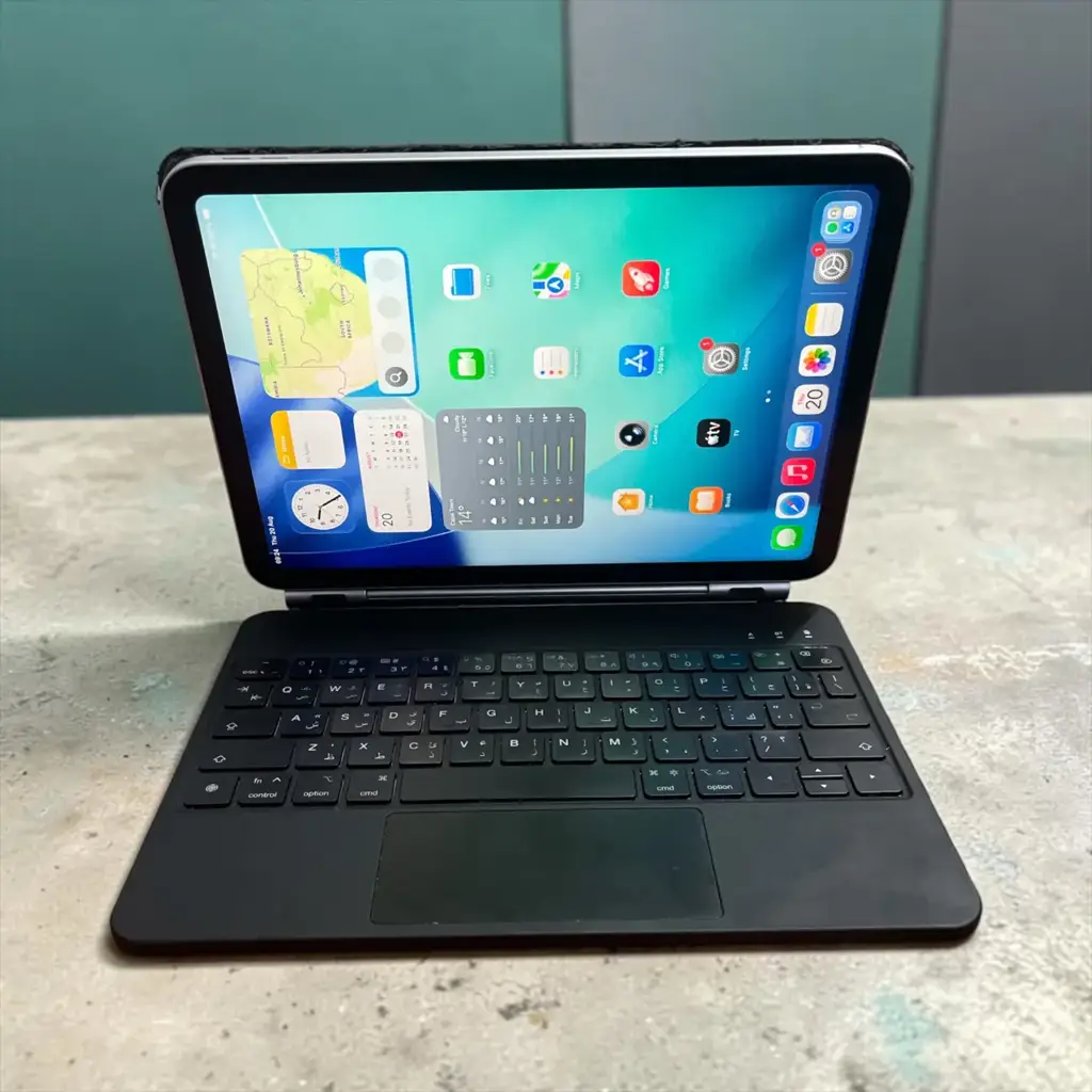 Apple Ipad 10Th Gen (A2696) With Keyboard