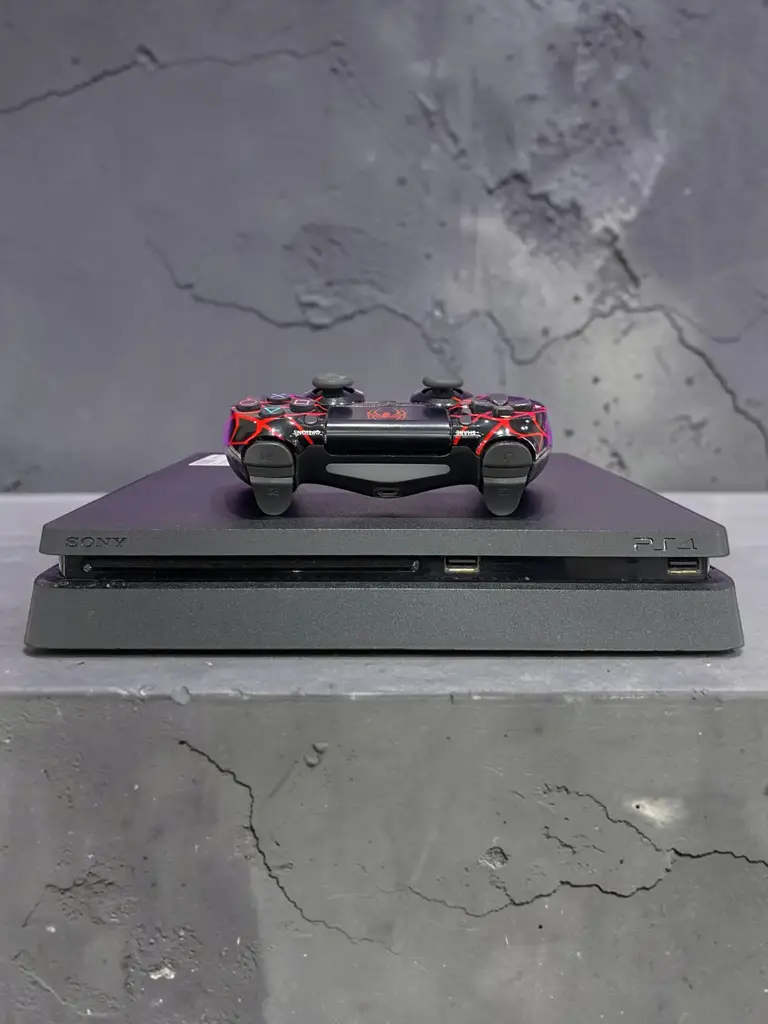 Sony Cuh-2216A Playstation 4 Slim. (One Controller)
