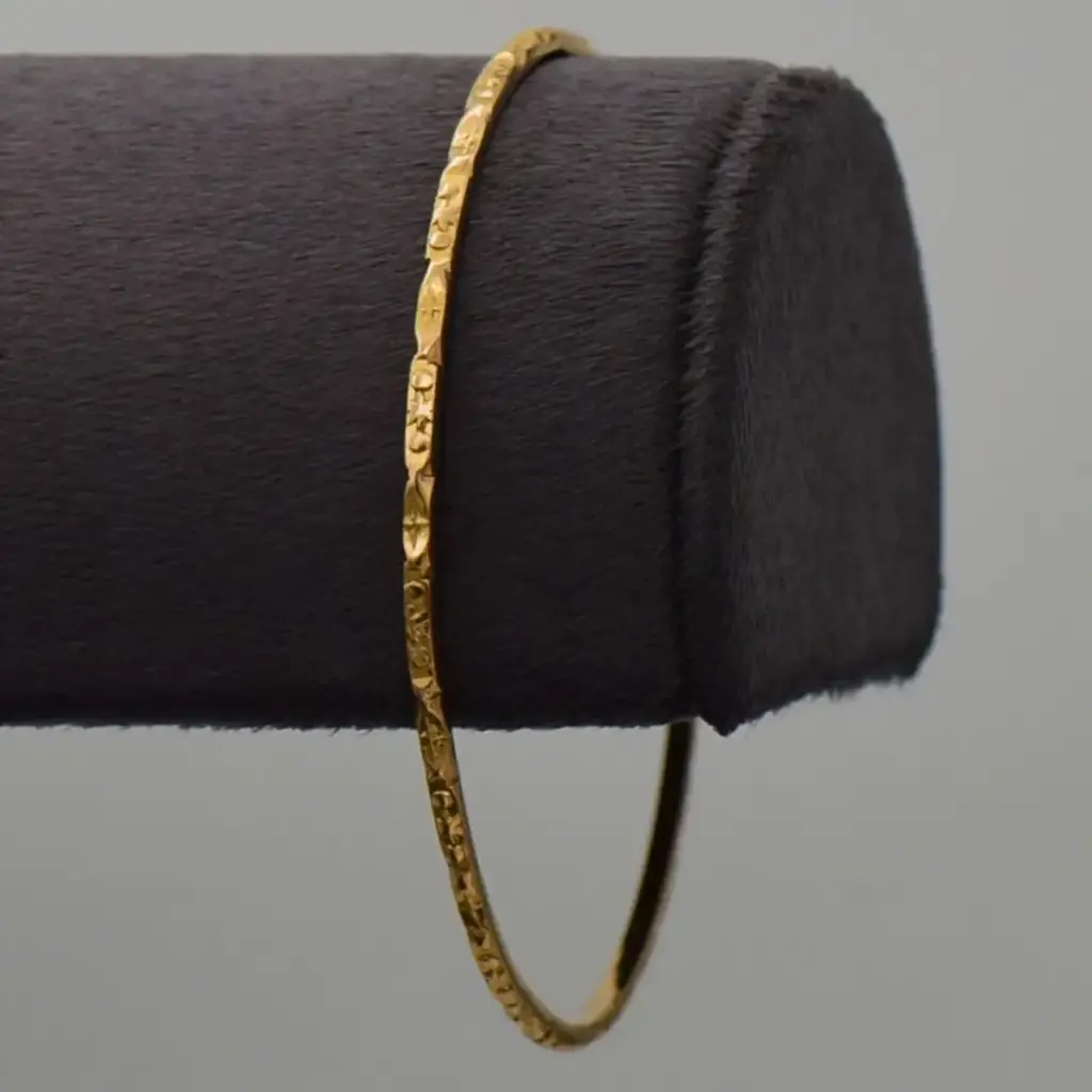 18ct Yellow Gold Bangle Patterned