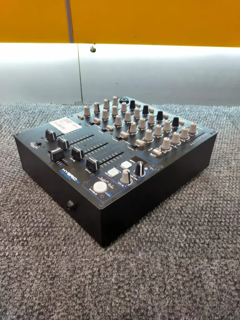 Hybrid Dj Mixer 4 + 1 Channel With Usb And Effects - View 3