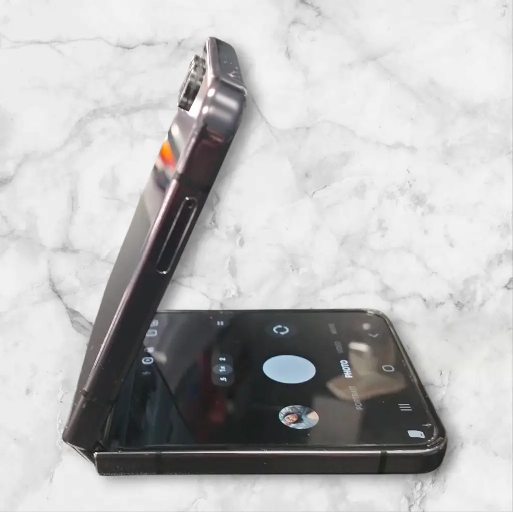 Samsung Galaxy Z Flip5 - View 3