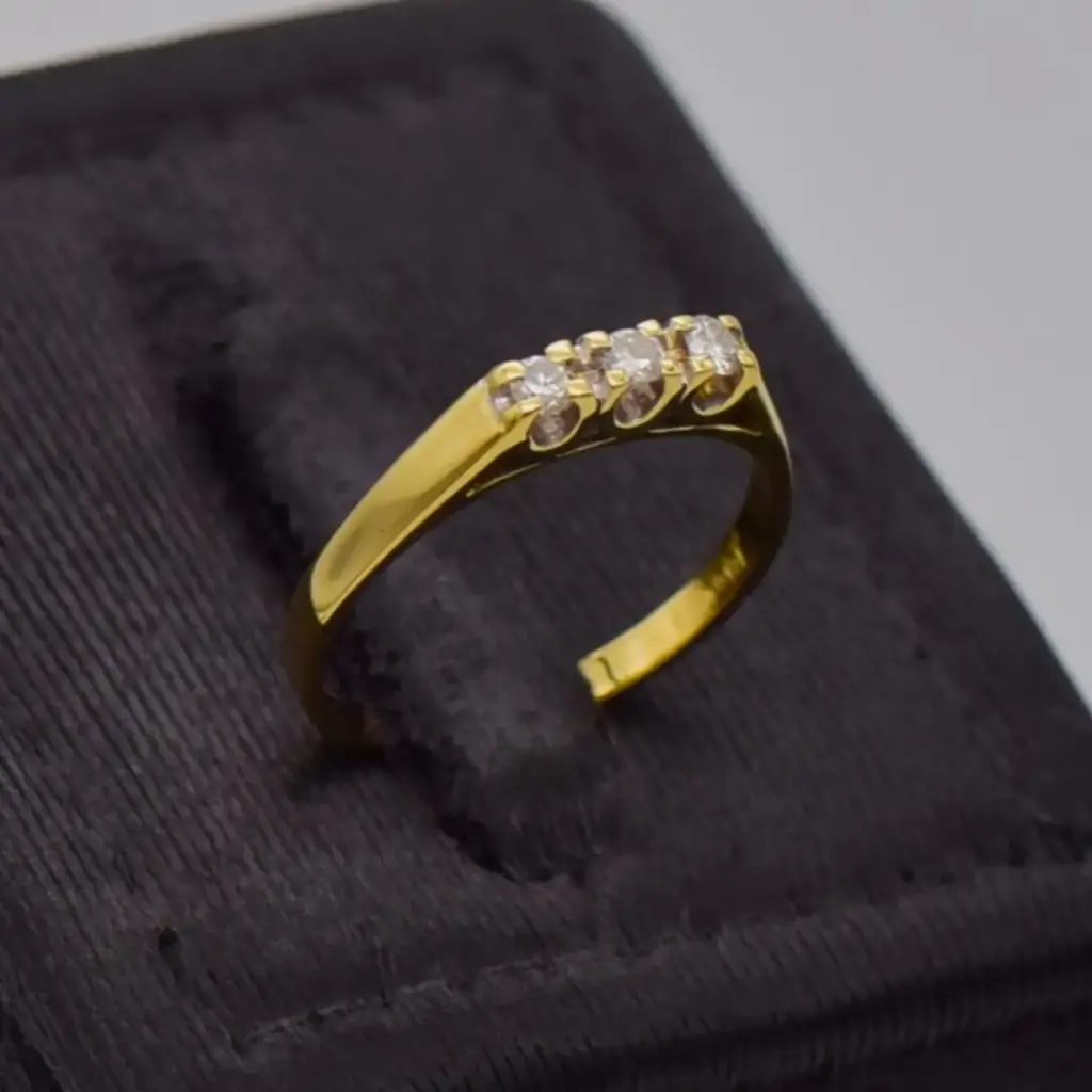 18ct Yellow Gold Ring 3-Stone - View 2